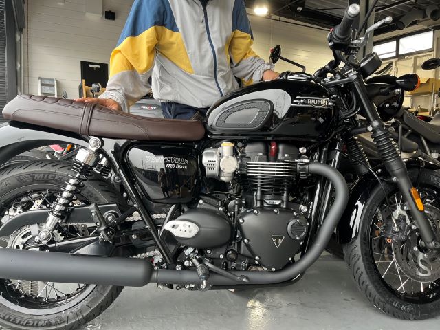 ボンネビルT120 ミラー 左右 000487 トライアンフ(TRIUMPH) 純正  バイク 部品 ボンネビルT100 コケキズ無し コンディション良好 品薄 希少品 車検 Genuine:22303067